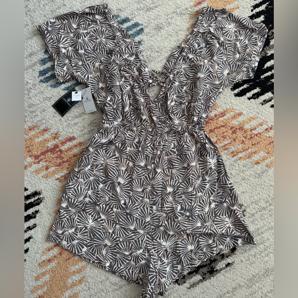 BNWT VOLCOM ROMPER - Size M